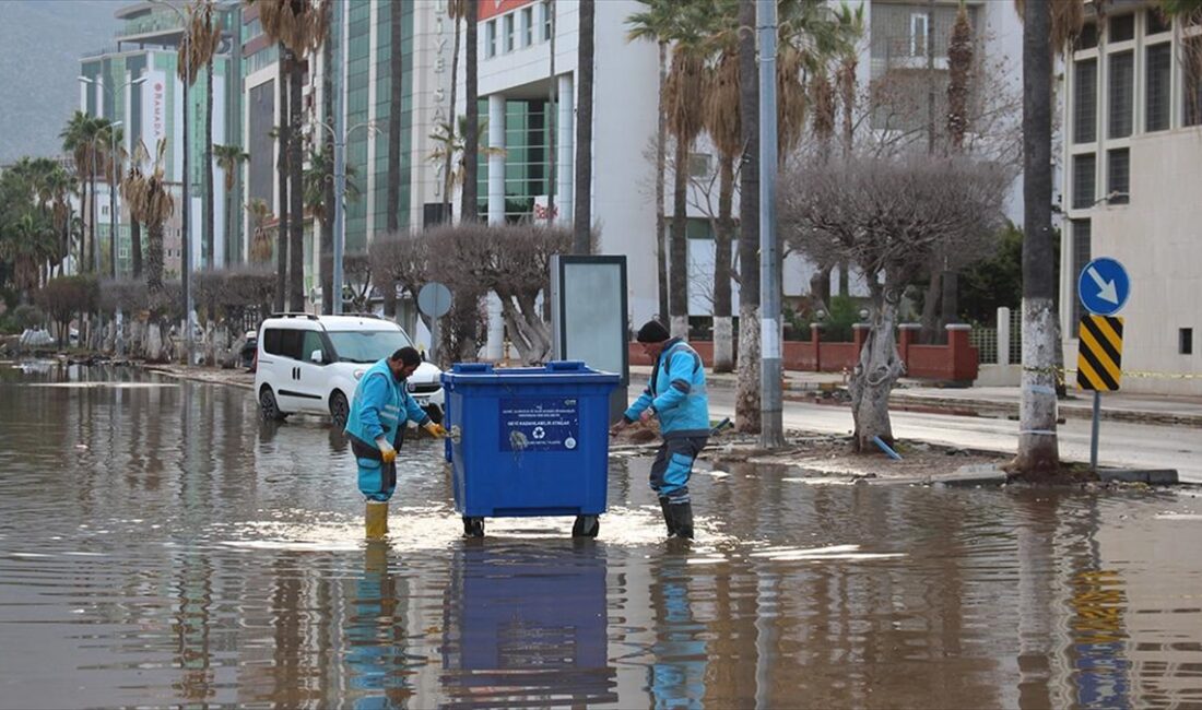 Hatay'ın İskenderun ilçesinde, denizin taşması nedeniyle su baskınlarının oluştuğu ev