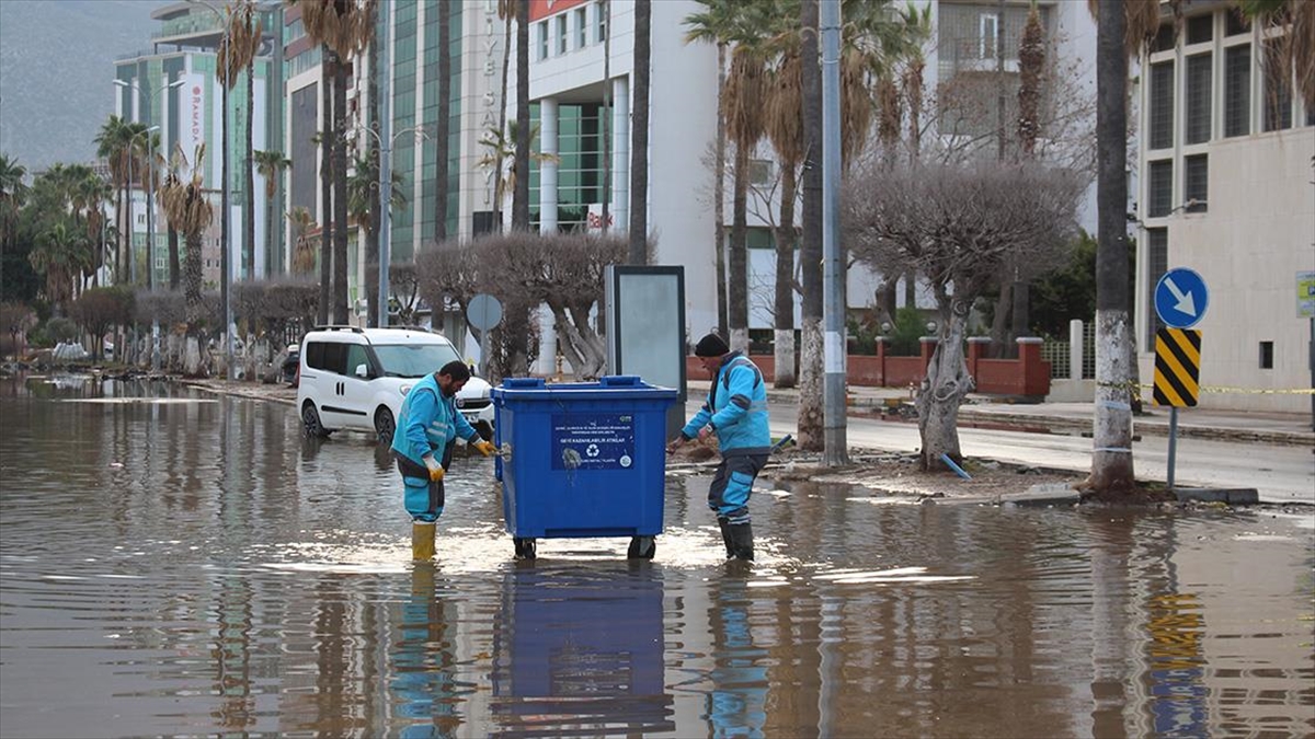 Hatay'ın İskenderun ilçesinde, denizin taşması nedeniyle su baskınlarının oluştuğu ev