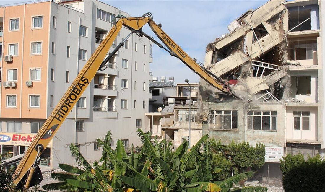 Hatay'ın İskenderun ilçesinde, depremler nedeniyle ağır hasar alan 4 binanın