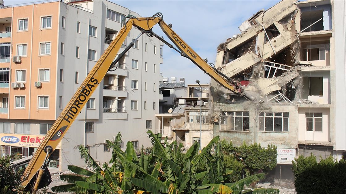 Hatay'ın İskenderun ilçesinde, depremler nedeniyle ağır hasar alan 4 binanın