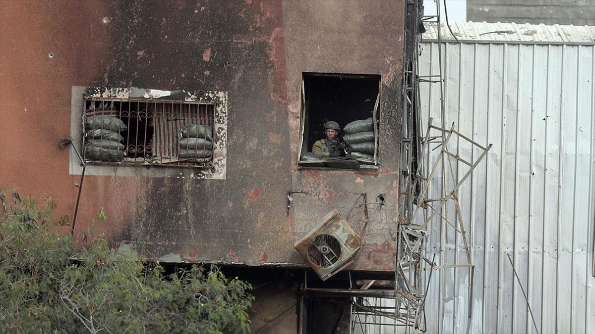 İsrail askerlerinin abluka altındaki Gazze Şeridi'nde çatışmalara verilen "insani arayı"