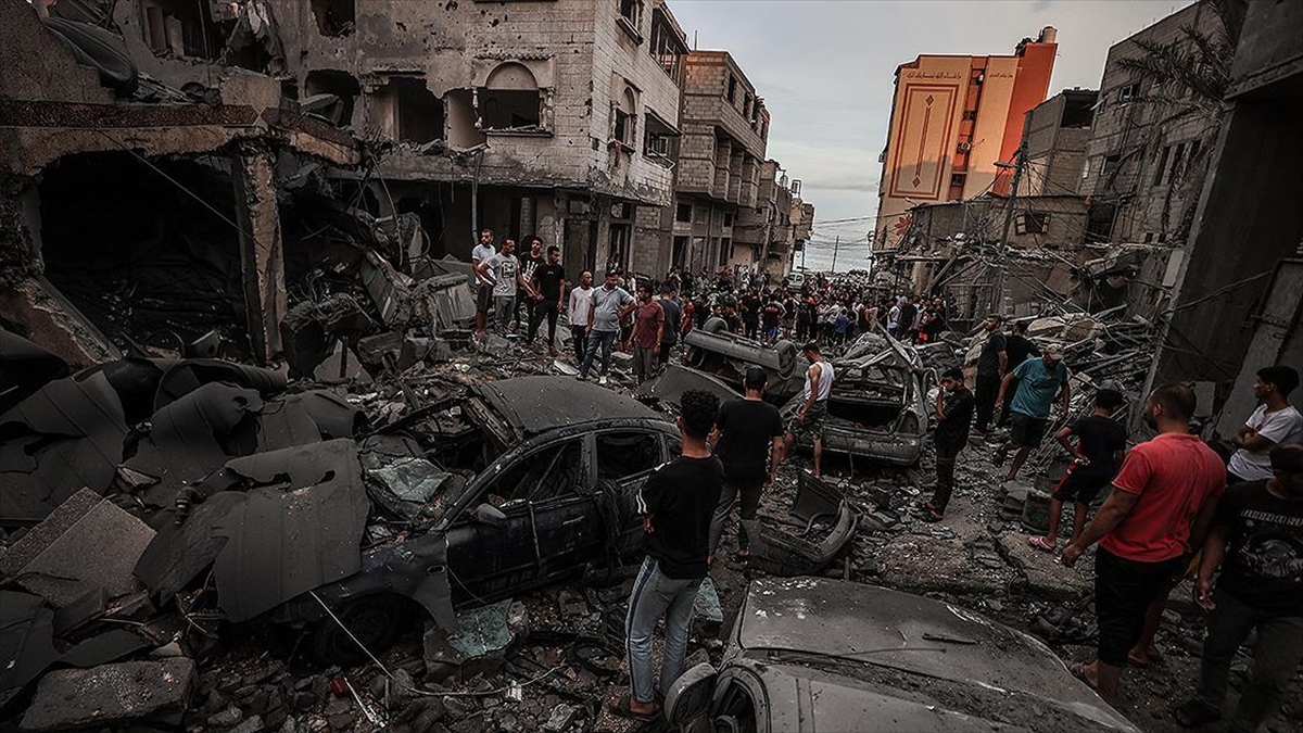 İsrail ordusu yoğun saldırılar başlatacağını belirterek, Gazze kentinin batısındaki Eş-Şati