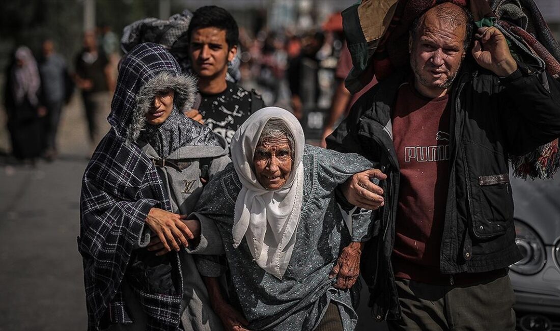 İsrail ordusu, Gazze Şeridi'nin kuzeyinden zorla göç ettirdiği Filistinlilerin sığındığı