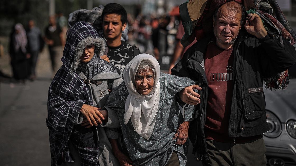İsrail ordusu, Gazze Şeridi'nin kuzeyinden zorla göç ettirdiği Filistinlilerin sığındığı