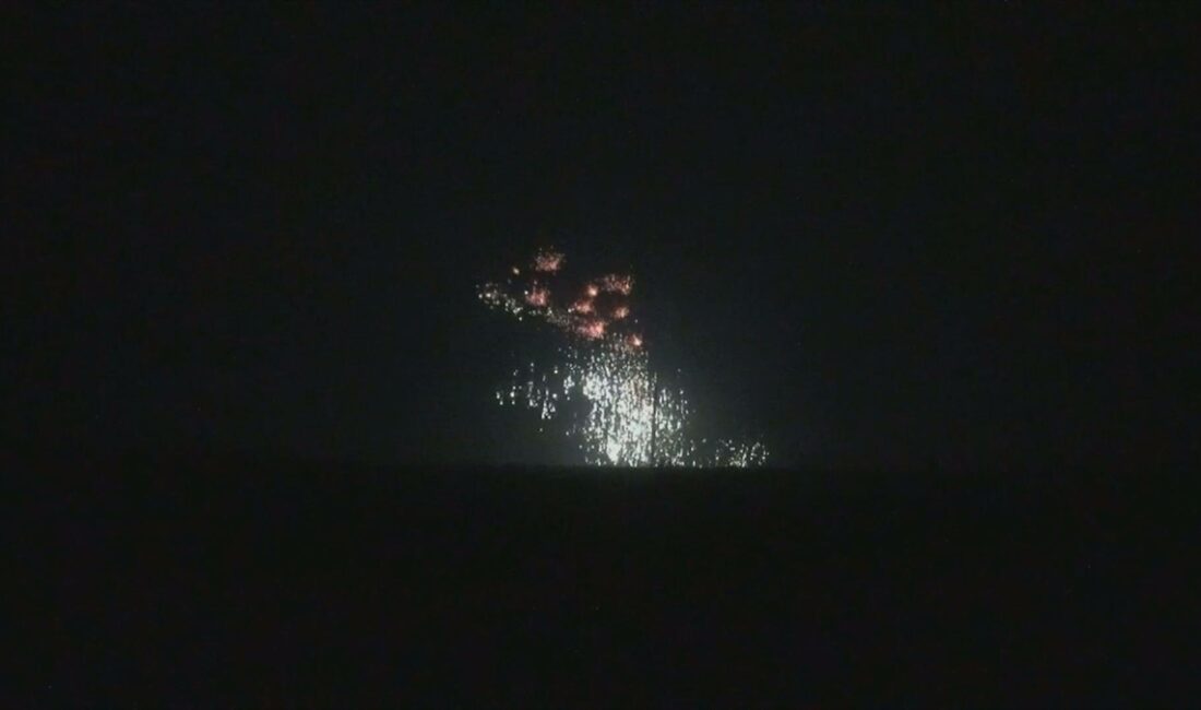 İsrail ordusu Lübnan'ın güneyindeki sınır bölgelerine beyaz fosfor bombası ve