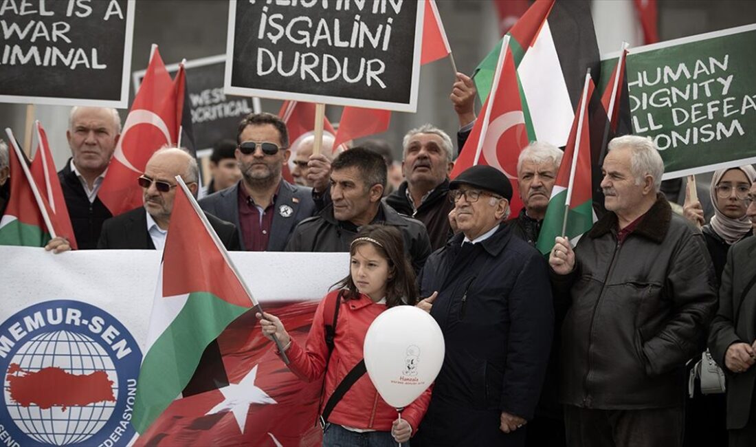 Filistinlilere destek amacıyla bir araya gelen vatandaşlar, İsrail'in Gazze’ye yönelik