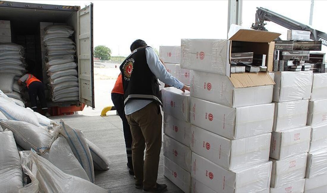 Ticaret Bakanı Ömer Bolat, İstanbul Ambarlı Limanı'nda yürütülen operasyonlarda, 275