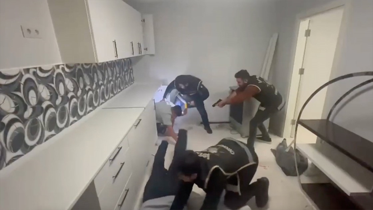 İstanbul merkezli 3 ilde, sosyal medyada kendilerini "Yolyemezler Çetesi" olarak