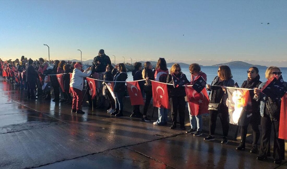 İstanbul'da “Ata'ya saygı zinciri” oluşturuldu Türkiye Cumhuriyeti'nin kurucusu Gazi Mustafa Kemal Atatürk'ün ebediyete intikalinin 85.