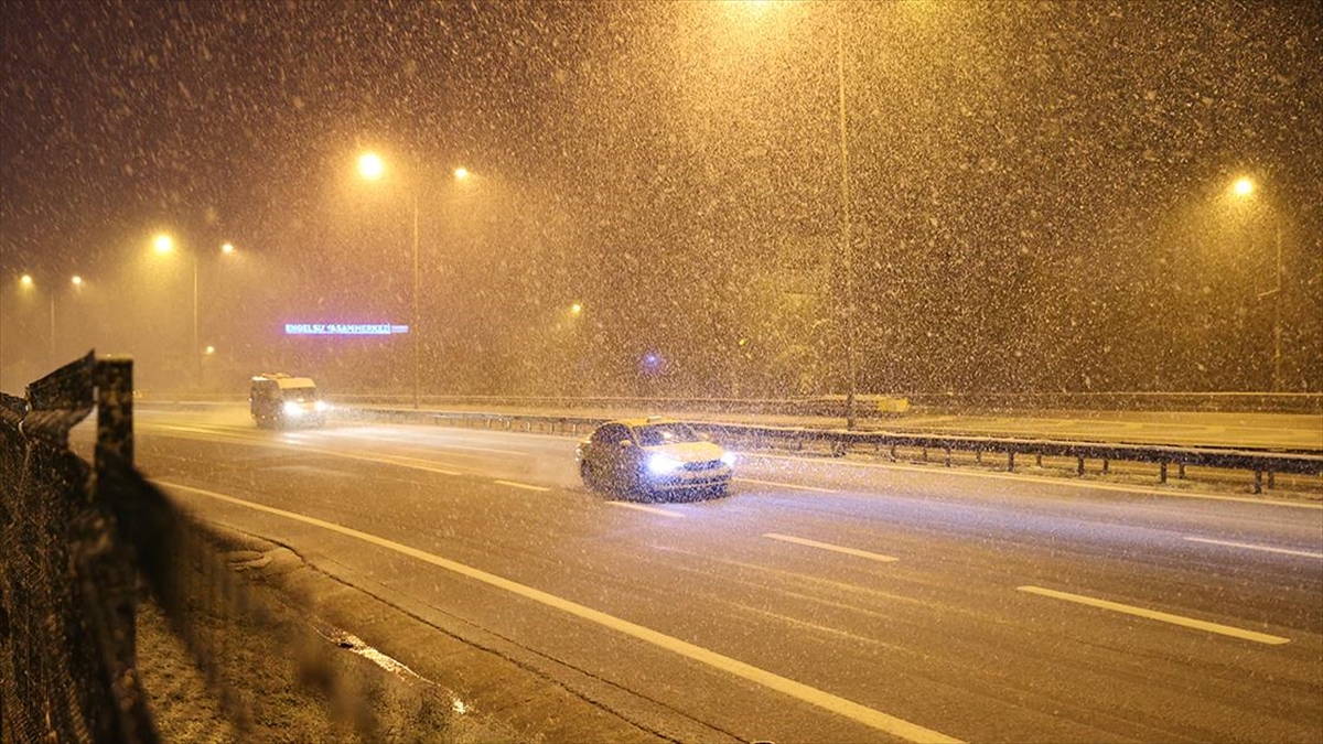 İstanbul’un bazı bölgelerinde sabah saatlerinde kar başladı.