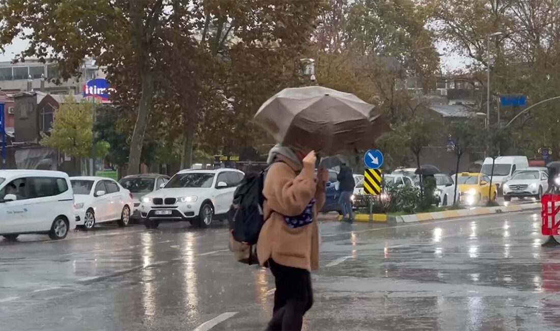 İstanbul'da gece saatlerinde başlayan sağanak, hazırlıksız yakalanan vatandaşlara ve sürücülere