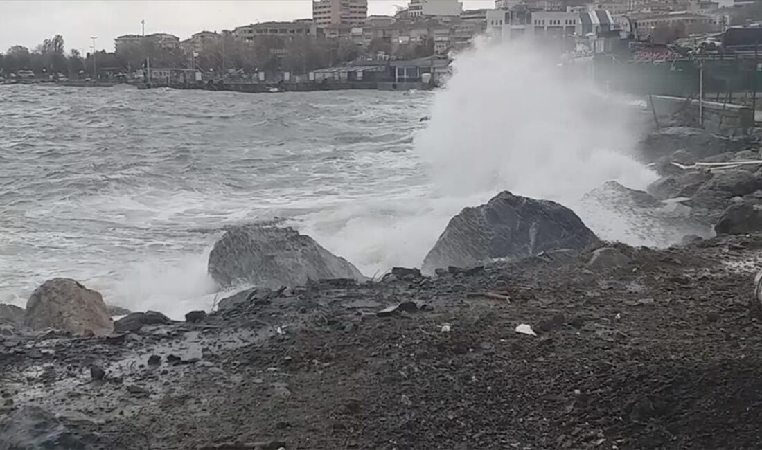İstanbul'da, dün akşam saatlerinden itibaren etkili olan fırtına ulaşımı ve