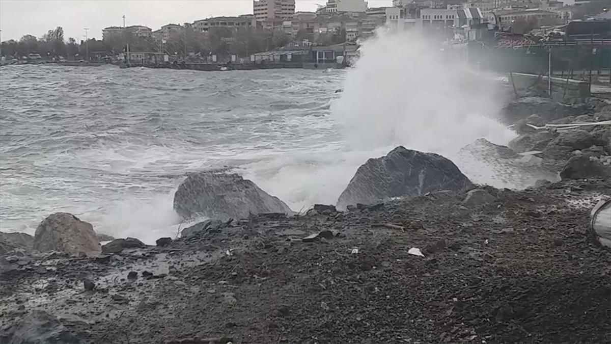 İstanbul'da, dün akşam saatlerinden itibaren etkili olan fırtına ulaşımı ve