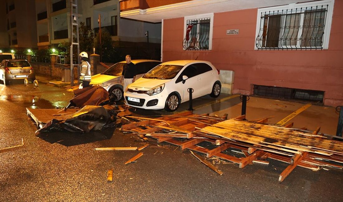 Kent genelinde etkili olan lodos ve sağanak nedeniyle bazı yerlerde
