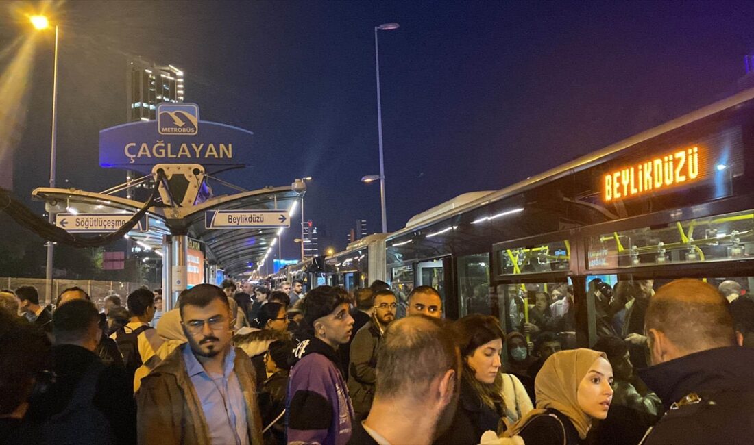 İstanbul'da metrobüs arızası duraklarda yolcu yoğunluğuna yol açtı İSTANBUL (AA) – Söğütlüçeşme’den Avcılar istikametine giden metrobüs, Çağlayan Durağı’nda