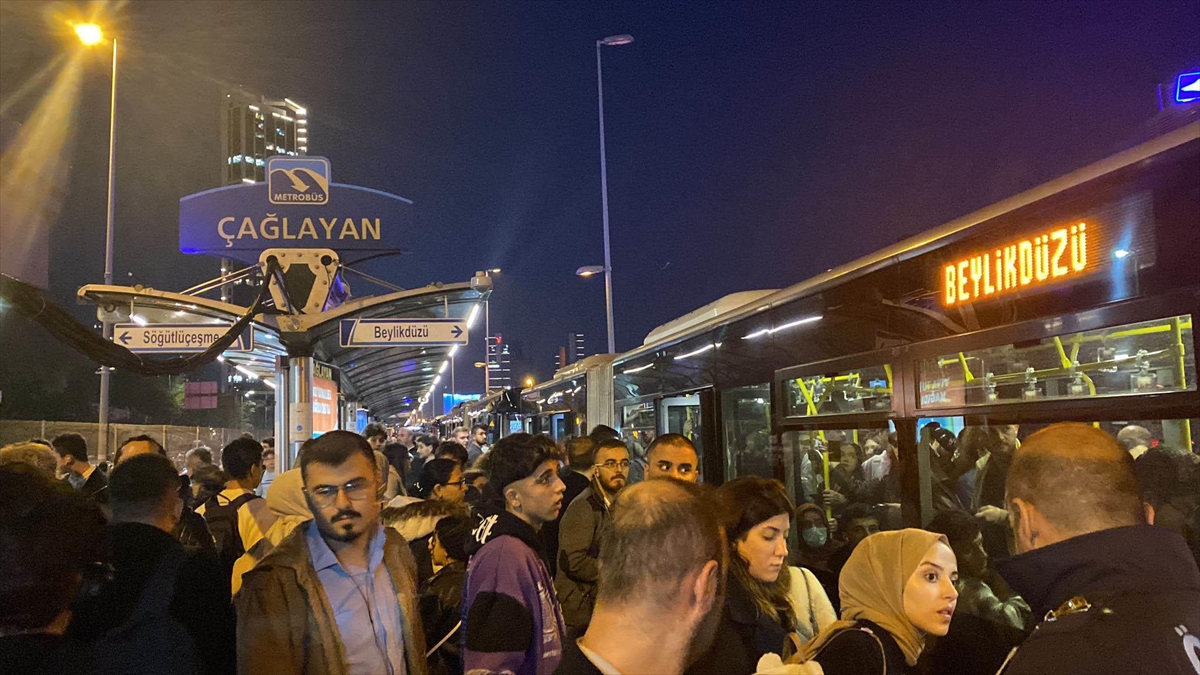 İSTANBUL (AA) – S&ouml;ğ&uuml;tl&uuml;&ccedil;eşme’den Avcılar istikametine giden metrob&uuml;s, &Ccedil;ağlayan Durağı’nda