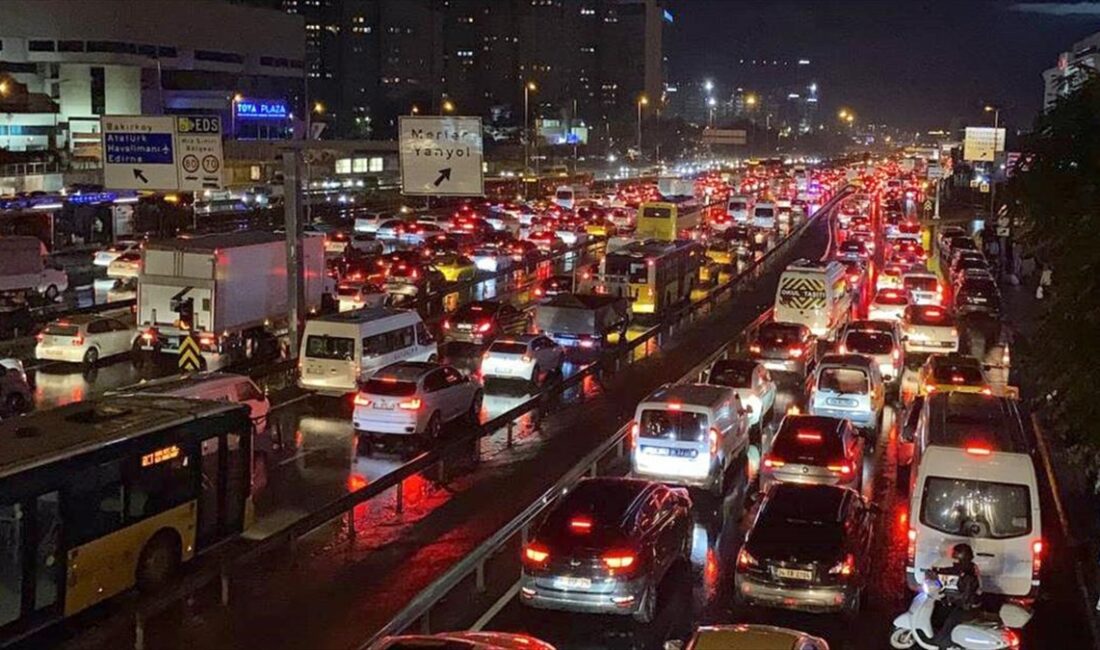 İstanbul'da etkisini artıran sağanak nedeniyle kent genelindeki trafik yoğunluğu yüzde