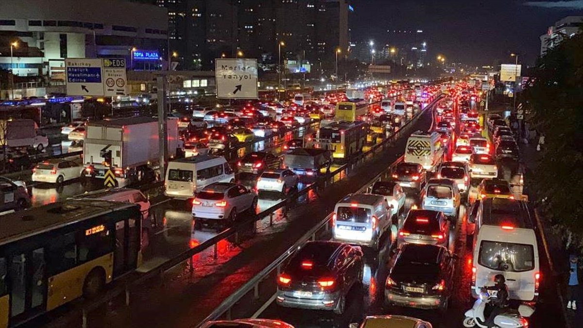 İstanbul'da etkisini artıran sağanak nedeniyle kent genelindeki trafik yoğunluğu yüzde