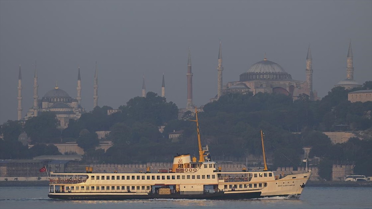 İstanbul'da olumsuz hava koşulları nedeniyle bazı vapur seferleri yapılamıyor.