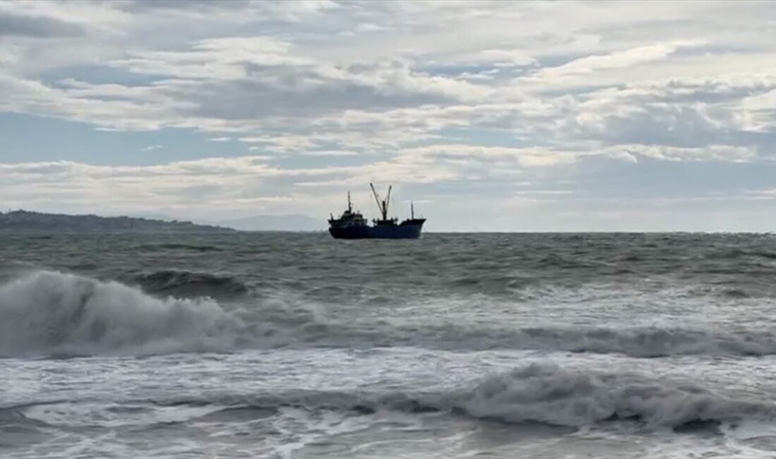 İstanbul'da bazı bölgelerde lodos etkili olurken, sahil kesimlerinde yüksek dalgalar