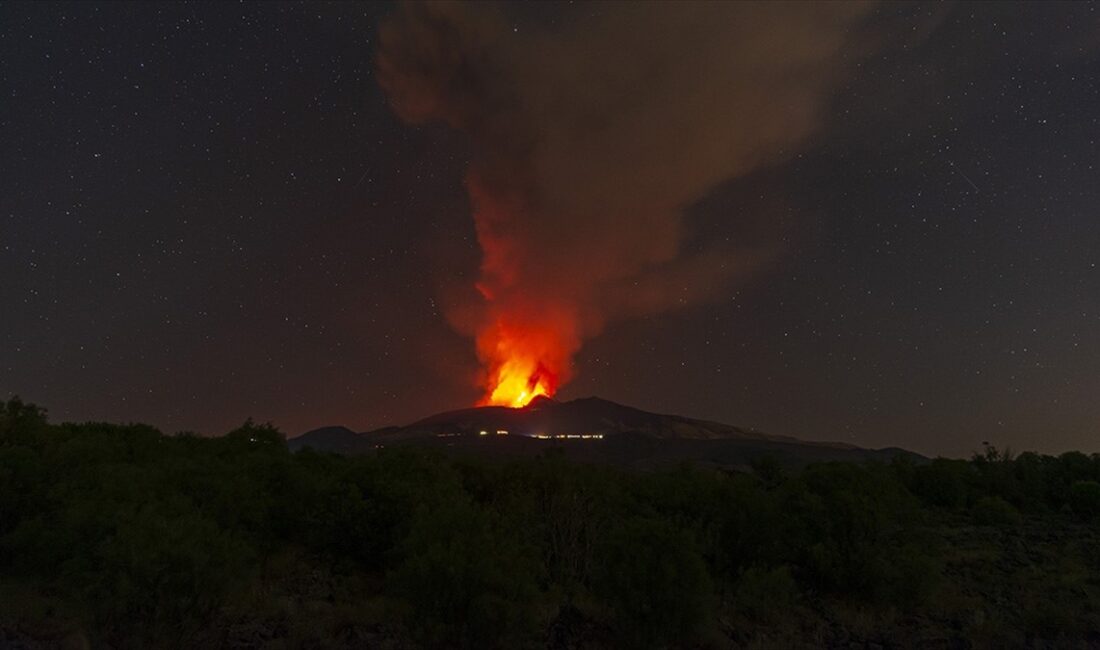 İtalya'nın güneyindeki aktif yanardağlardan Etna, kül ve lav püskürttü.