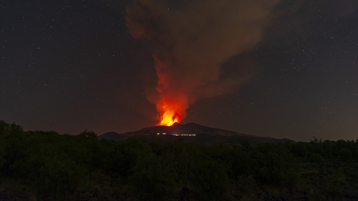 İtalya'nın güneyindeki aktif yanardağlardan Etna, kül ve lav püskürttü.