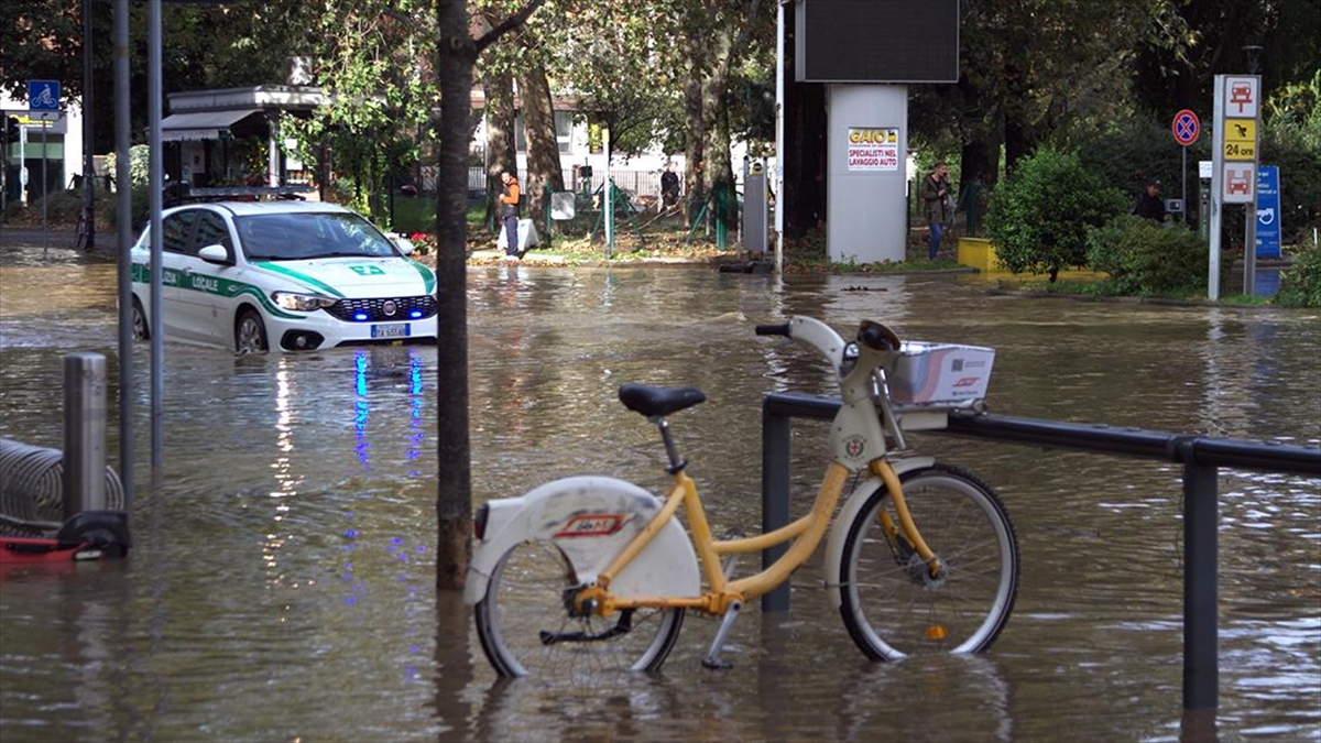 İtalya'da olumsuz hava koşulları sebebiyle 1 kişinin hayatını kaybettiği, 1