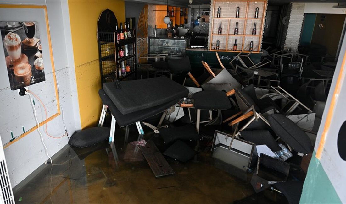 İzmir'de denizin taşması sonucu su basan iş yerlerinde tahliye ve temizlik çalışmaları sürüyor İzmir'de denizin taşması sonucu su basan ev ve iş yerlerinde