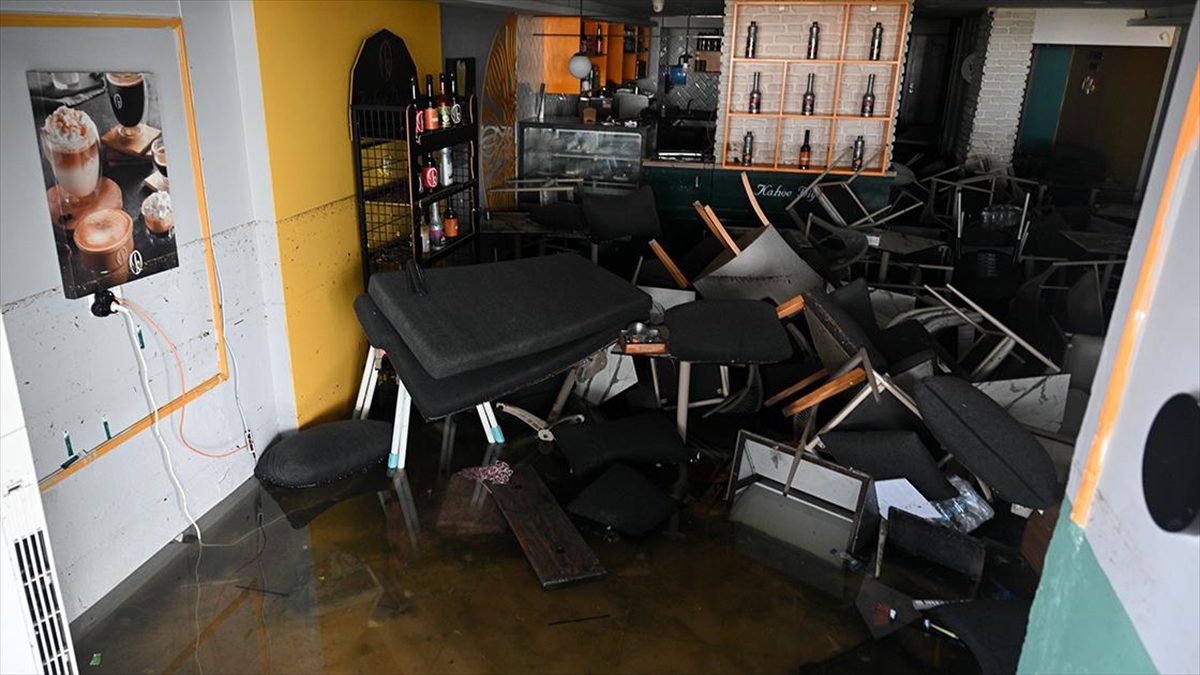 İzmir'de denizin taşması sonucu su basan ev ve iş yerlerinde