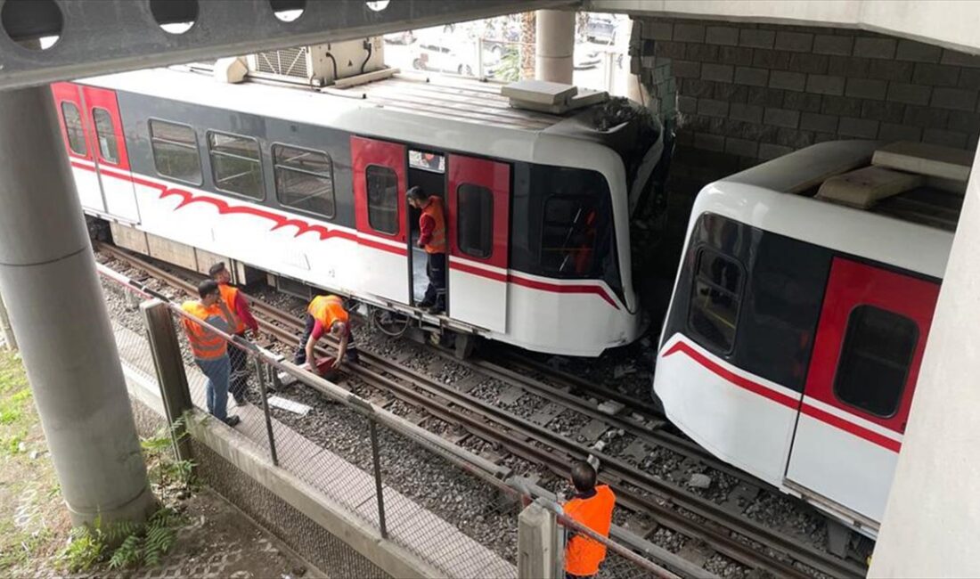 İzmir'de raydan çıkıp peron duvarına çarpan metro vagonundaki 3 kişi yaralandı İzmir'de raydan çıkan 2 metro vagonundan birinin peron duvarına çarpmasıyla