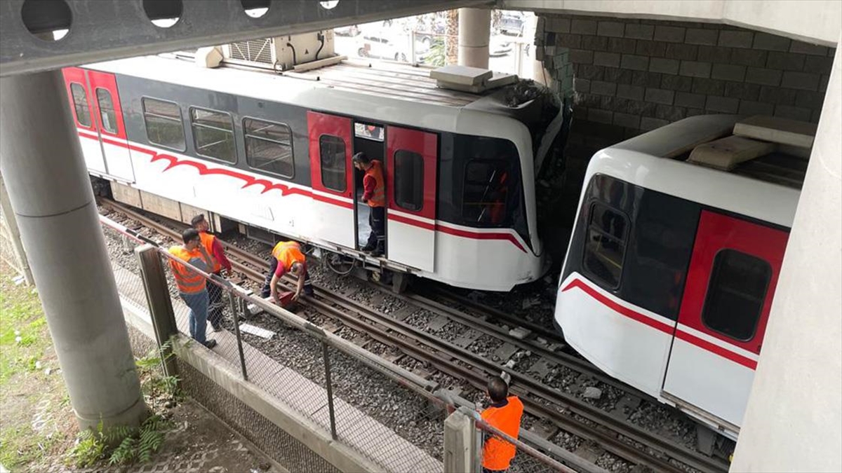 İzmir'de raydan çıkan 2 metro vagonundan birinin peron duvarına çarpmasıyla