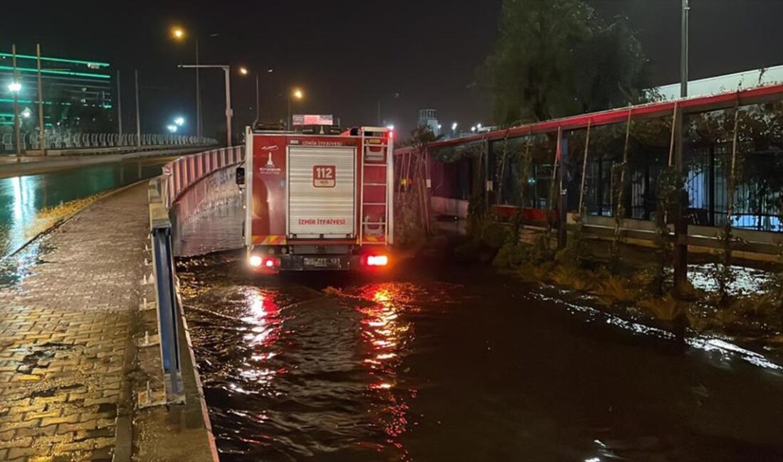 İzmir'in Karabağlar ilçesinde sağanak nedeniyle derenin taşması sonucu evleri ve