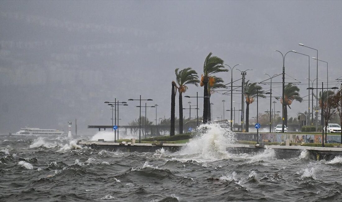 İzmir'de olumsuz hava ve deniz koşulları nedeniyle vapur seferlerine ara