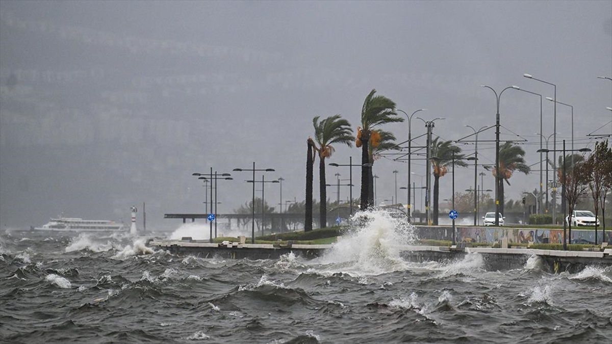 İzmir'de olumsuz hava ve deniz koşulları nedeniyle vapur seferlerine ara