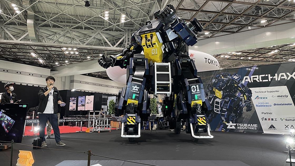 Japonya'da girişimci mühendis Ryo, anime karakterlerinden esinlenerek ürettiği 4,5 metre