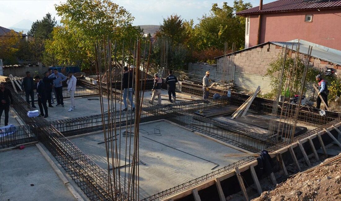 Kahramanmaraş'ta “Yerinde Dönüşüm Projesi”nin ilk temeli atıldı KAHRAMANMARAŞ (AA) – 6 Şubat’taki depremlerin merkez üssü Kahramanmaraş’ta kalıcı