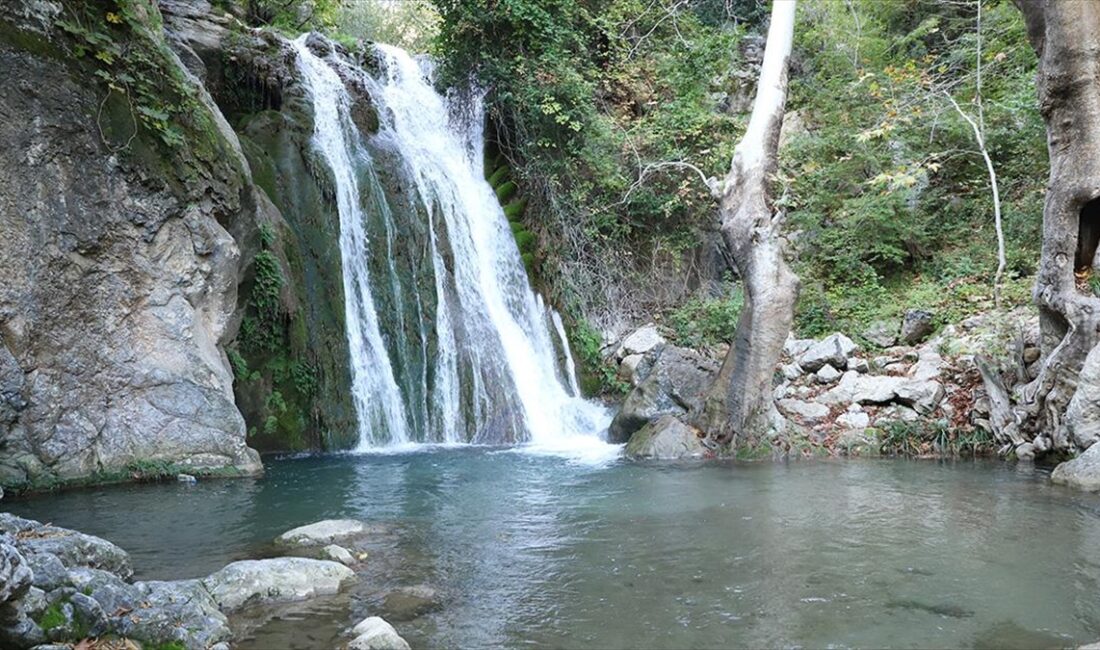 Kahramanmaraş'ın Andırın ilçesinde yaklaşık 40 metre yükseklikteki kayalıklardan dökülen Değirmendere