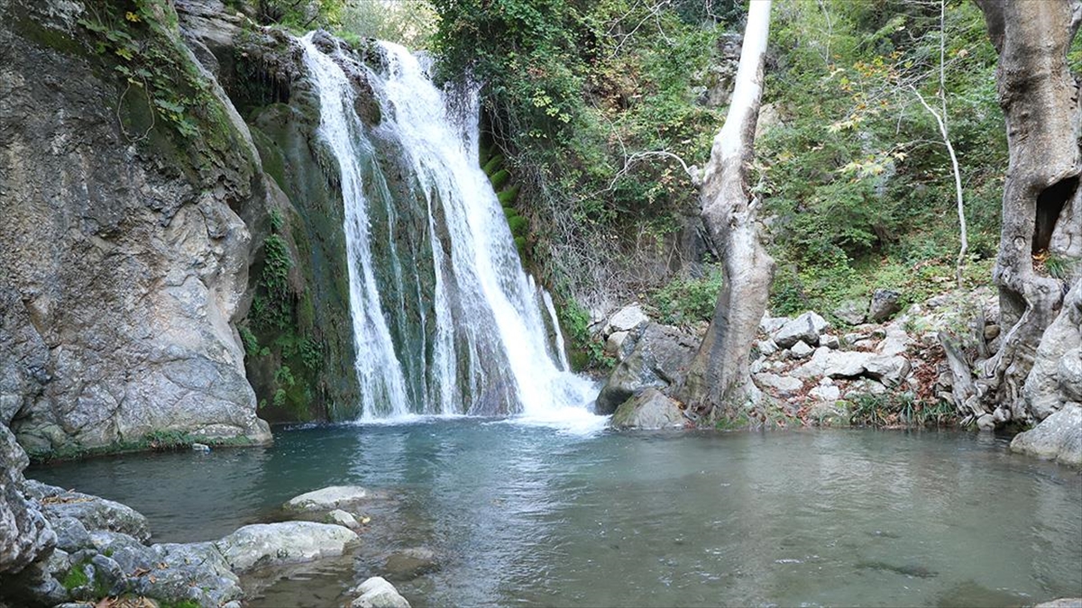Kahramanmaraş'ın Andırın ilçesinde yaklaşık 40 metre yükseklikteki kayalıklardan dökülen Değirmendere