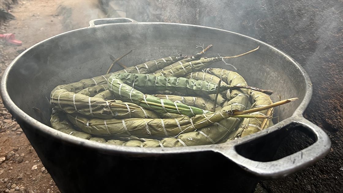 Kamerun'da "bobolo" olarak da bilinen temel gıda maddesi manyok çubuğu