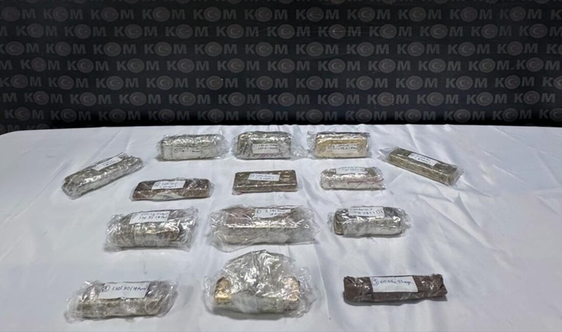 Kapıkule Gümrük Kapısı'nda 25 kilo 190 gram gümrüksüz altın ele geçirildi Kapıkule Gümrük Kapısı'nda, sırt çantasındaki 25 kilo 190 gram gümrüksüz