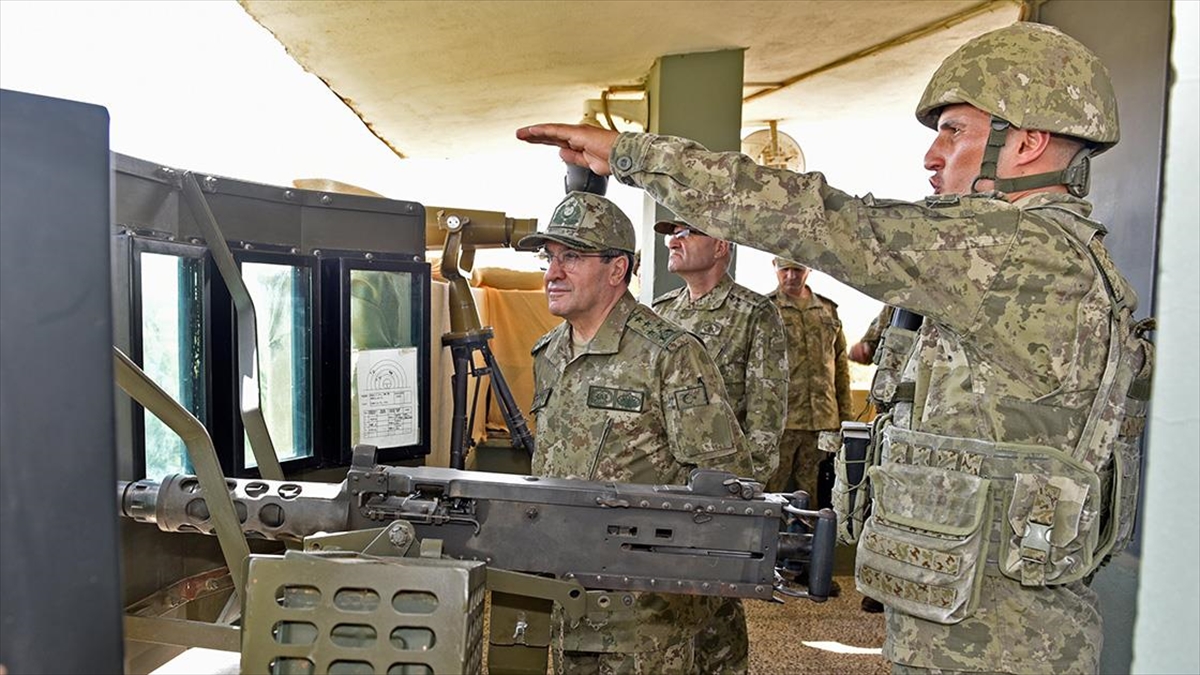Kara Kuvvetleri Komutanı Orgeneral Selçuk Bayraktaroğlu, Suriye'nin kuzeyinde Fırat Kalkanı,