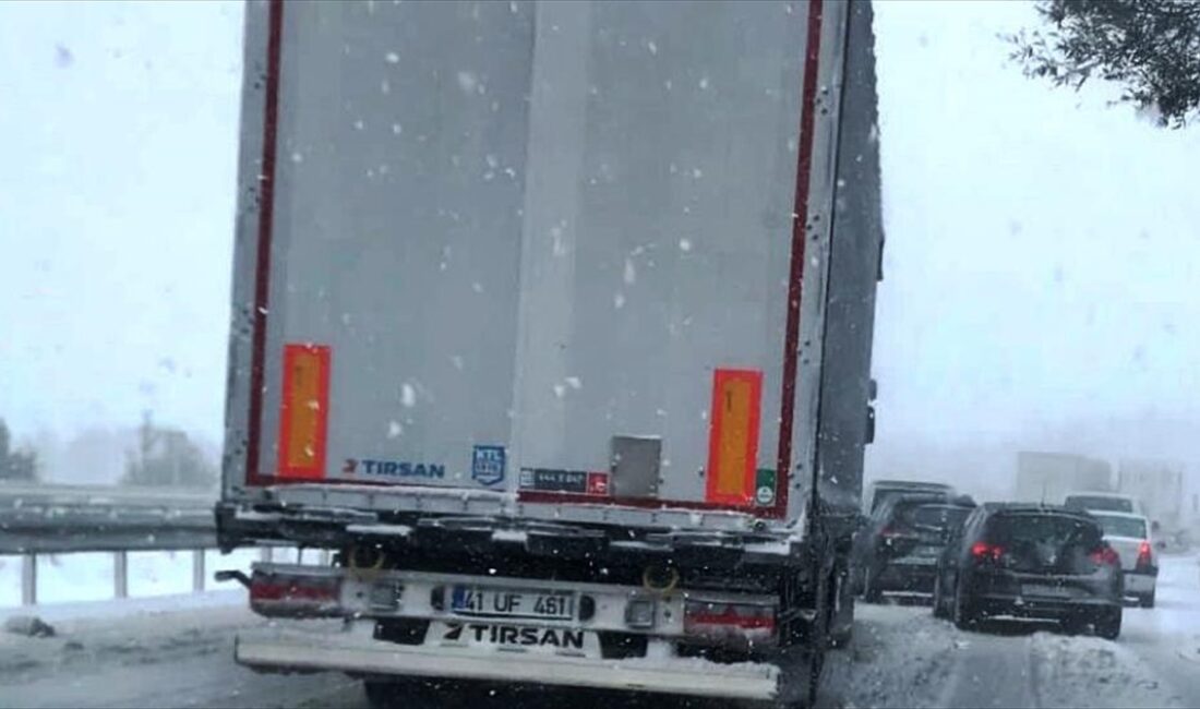 Karabük-Bolu kara yolunda kar yağışı nedeniyle ulaşımda aksamalar yaşanıyor Yoğun kar yağışı ve tipi sebebiyle D-100 kara yolunun Karabük-Bolu