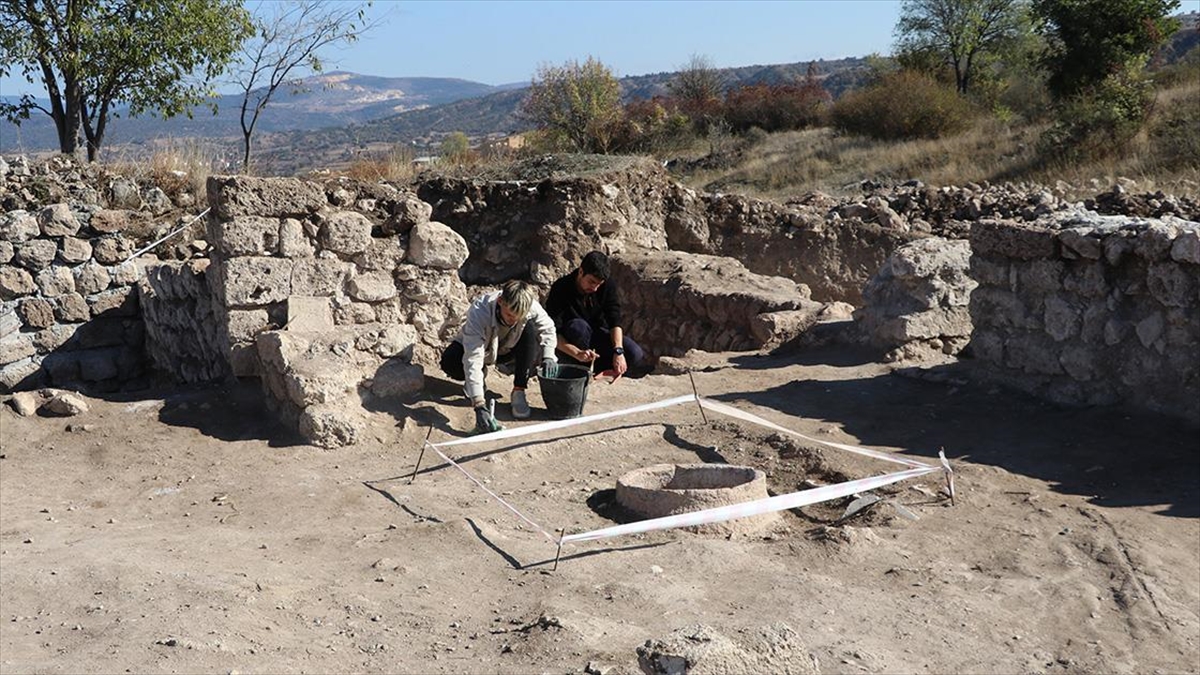 Karabük'ün Eskipazar ilçesindeki Hadrianopolis Antik Kenti'nde sürdürülen kazılarda, küp içinde