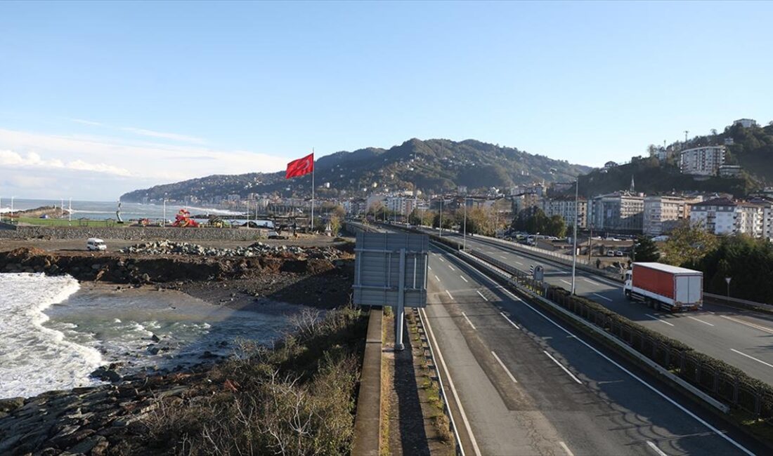 Rize'de fırtınanın oluşturduğu dev dalgalar nedeniyle kapatılan Karadeniz Sahil Yolu