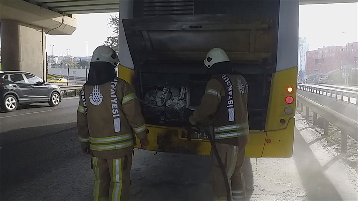 İstanbul Kartal'da motor kısmında yangın çıkan İETT otobüsünde hasar oluştu.