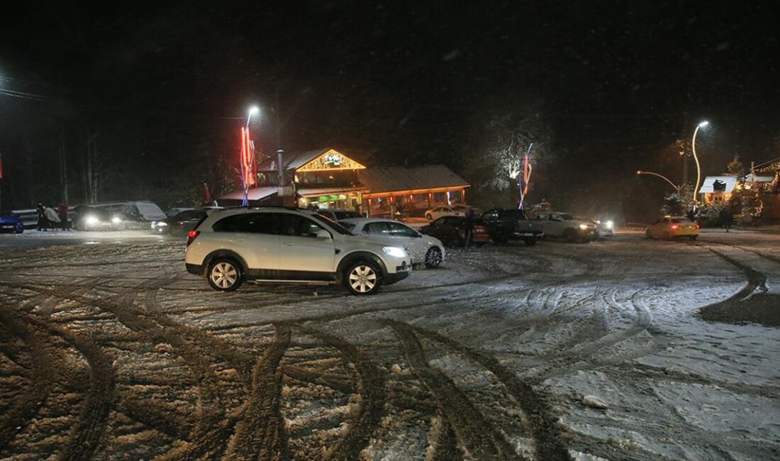 Kartepe'ye kar yağdı Kocaeli'deki Türkiye'nin önemli kış turizm merkezlerinden Kartepe'ye kar yağdı.