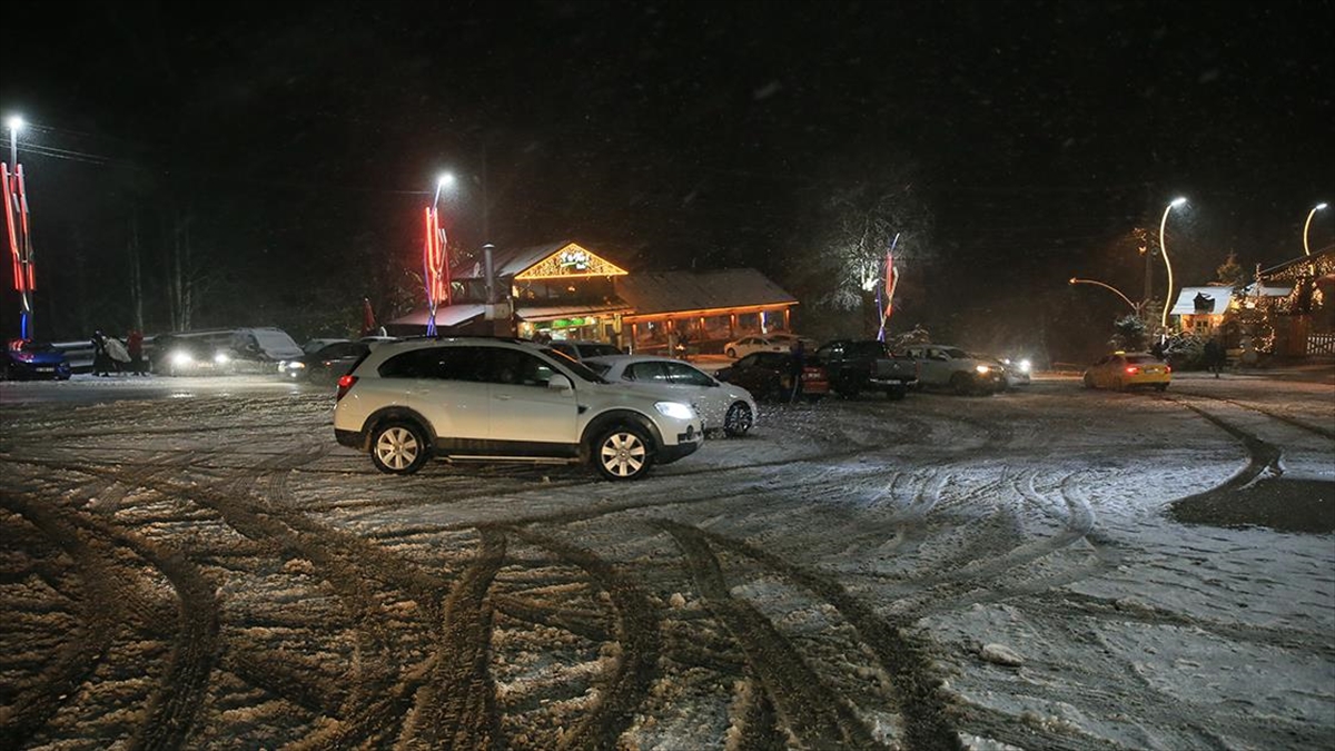 Kocaeli'deki Türkiye'nin önemli kış turizm merkezlerinden Kartepe'ye kar yağdı.