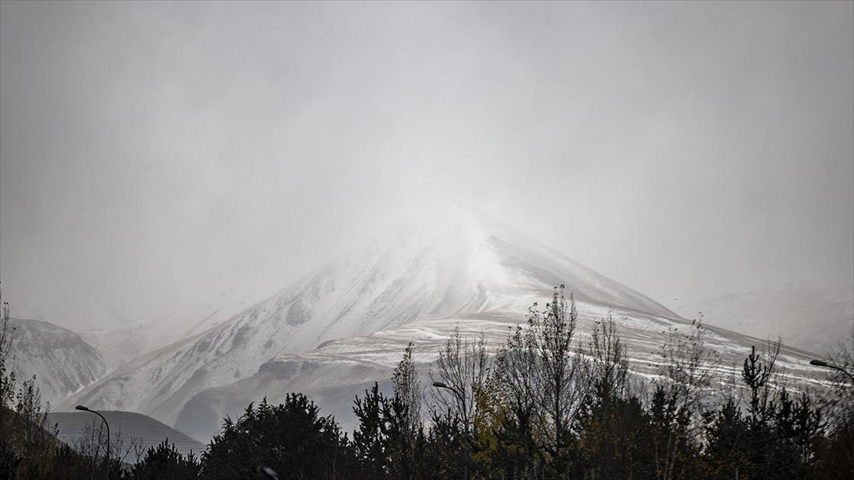 Kayak merkezleri arasında en fazla kar kalınlığı 50 santimetreyle Palandöken'de