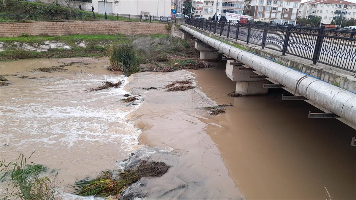 Kırklareli'nin Babaeski ilçesinde, kirlenmeye bağlı olduğu belirtilen Şeytandere'deki renk değişimi