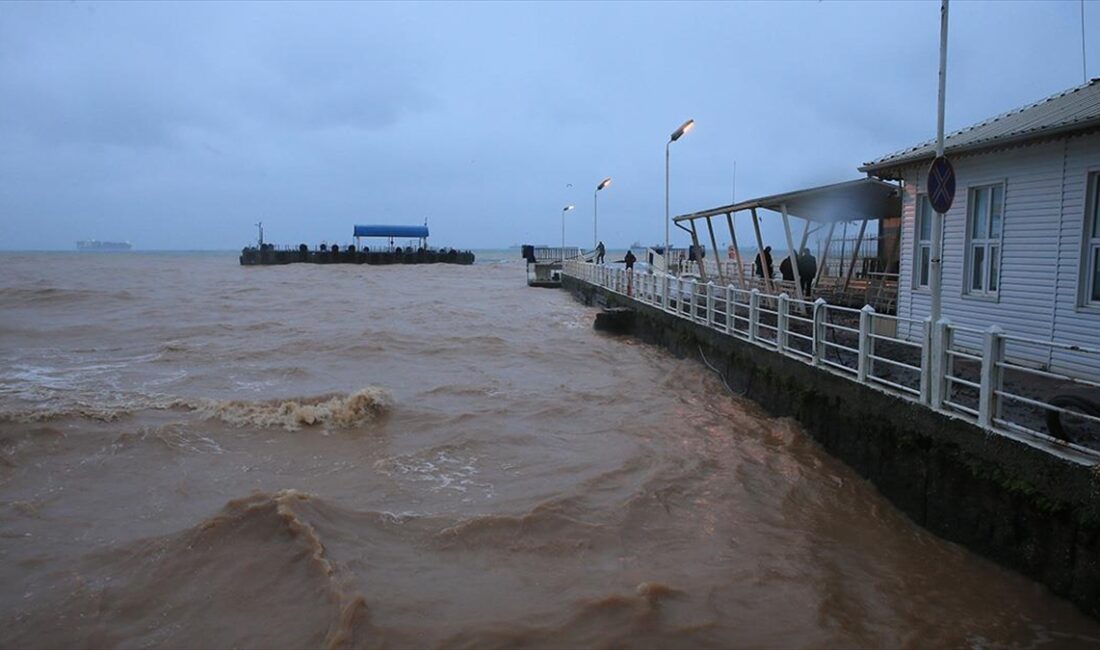 Kocaeli, Bartın, Sakarya ve Düzce'de sağanak ve kuvvetli rüzgar hayatı olumsuz etkiliyor İzmit Körfezi'nde vapur seferleri durduruldu, Körfez ilçesinde limandaki 7 balıkçı